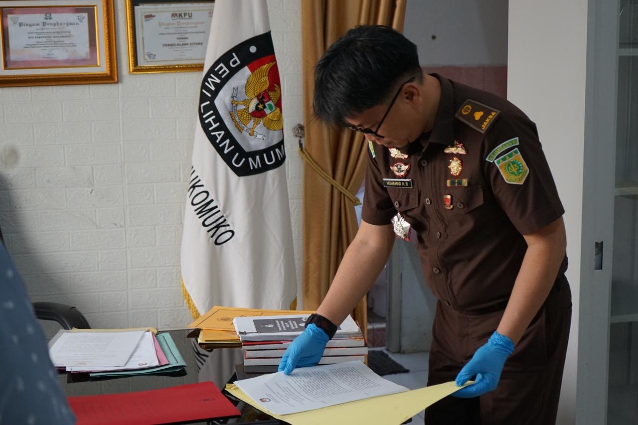 Usut Dugaan Korupsi Dana Hibah Pilkada 2024, Kejari Mukomuko Geledah Kantor KPU
