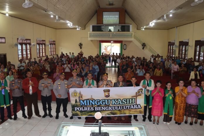 Polisi Bersama Masyarakat: Polres Bengkulu Utara Gelar "Minggu Kasih" di Gereja Santo Thomas Arga Makmur